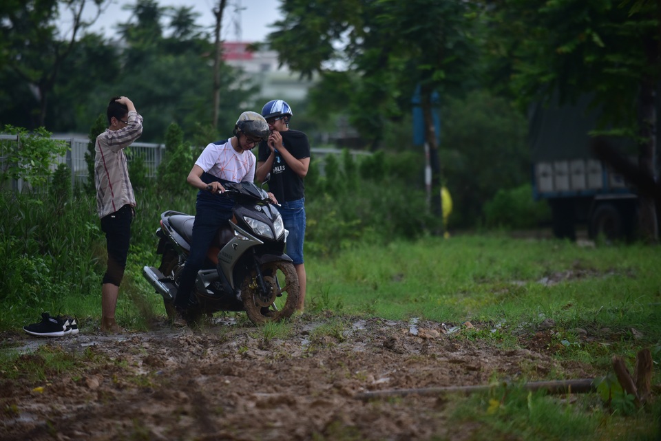 “Hốt” bạc triệu nhờ dịch vụ đưa người và xe vượt lụt ở Hà Nội - 5 Đến chiều tối ngày 17/7, nhiều đoạn đường tại khu vực Đại lộ Thăng Long vẫn ngập khá sâu. Việc đi lại của người dân gặp nhiều khó khăn