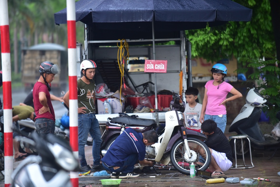 “Hốt” bạc triệu nhờ dịch vụ đưa người và xe vượt lụt ở Hà Nội - 13 “Hốt” bạc triệu nhờ dịch vụ đưa người và xe vượt lụt ở Hà Nội - 13