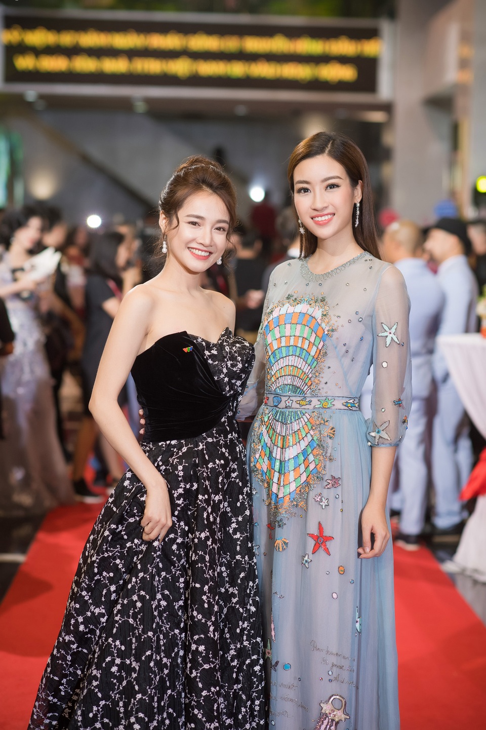 “Lương Bổng” không mong Người phán xử có phần 2, “cô Đẩu” trẻ trung bên bạn gái - 15 Nhã Phương đọ sắc cùng Hoa hậu Việt Nam Đỗ Mỹ Linh.