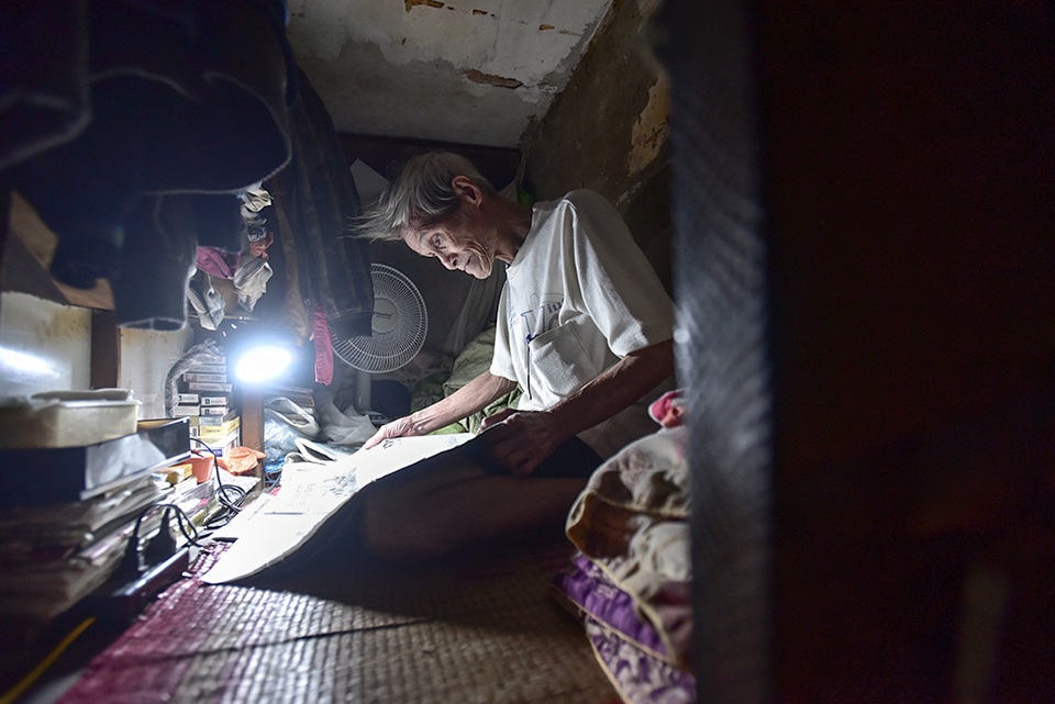 Căn nhà siêu nhỏ ở Hà Nội: Muốn đi phải... bò, ngủ phải nằm nghiêng - 4 Căn nhà siêu nhỏ ở Hà Nội: Muốn đi phải... bò, ngủ phải nằm nghiêng - 4