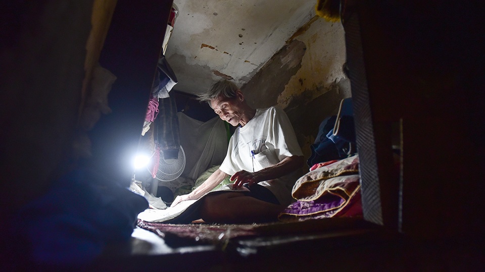 Căn nhà siêu nhỏ ở Hà Nội: Muốn đi phải... bò, ngủ phải nằm nghiêng - 7 Ông Cao cho biết, ông thường về nhà nghỉ ngơi, mọi sinh hoạt đều tranh thủ làm ở bên ngoài