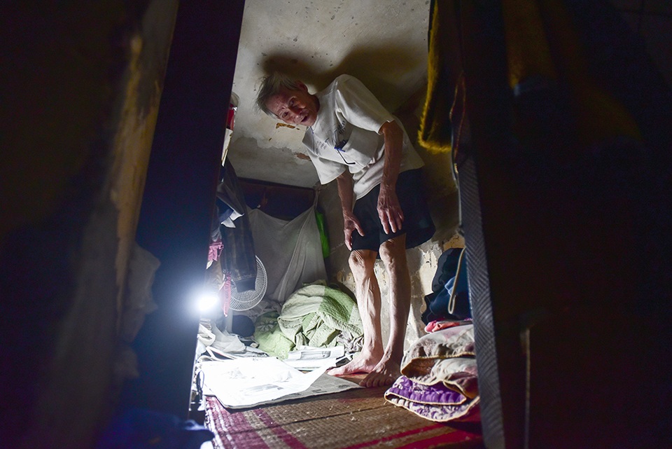 Căn nhà siêu nhỏ ở Hà Nội: Muốn đi phải... bò, ngủ phải nằm nghiêng - 6 Căn nhà nhỏ đến nỗi, người ở trong nhà chỉ có thể nằm hoặc ngồi, muốn di chuyển phải quỳ bò mà không thể đứng thẳng.