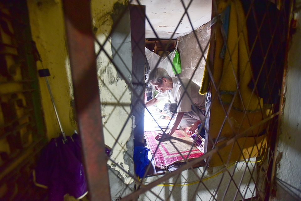 Căn nhà siêu nhỏ ở Hà Nội: Muốn đi phải... bò, ngủ phải nằm nghiêng - 10 Căn nhà nằm ngay ở lối lên cầu thang của một gia đình khác