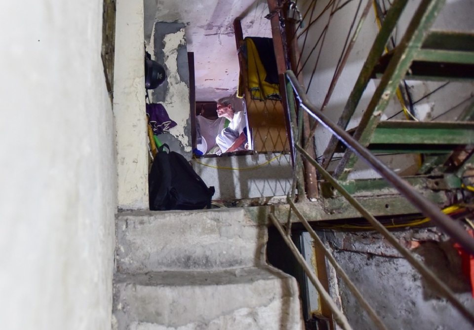 Căn nhà siêu nhỏ ở Hà Nội: Muốn đi phải... bò, ngủ phải nằm nghiêng - 2 Gọi là nhà nhưng thực chất đây là căn gác xép nhỏ nằm ngay lối cầu thang tầng 2 của một căn nhà khác