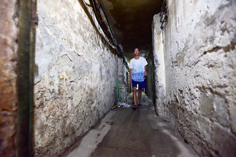 Căn nhà siêu nhỏ ở Hà Nội: Muốn đi phải... bò, ngủ phải nằm nghiêng - 1 Để vào được căn nhà đặc biệt này phải đi qua một ngõ nhỏ, sâu hun hút và không có ánh sáng