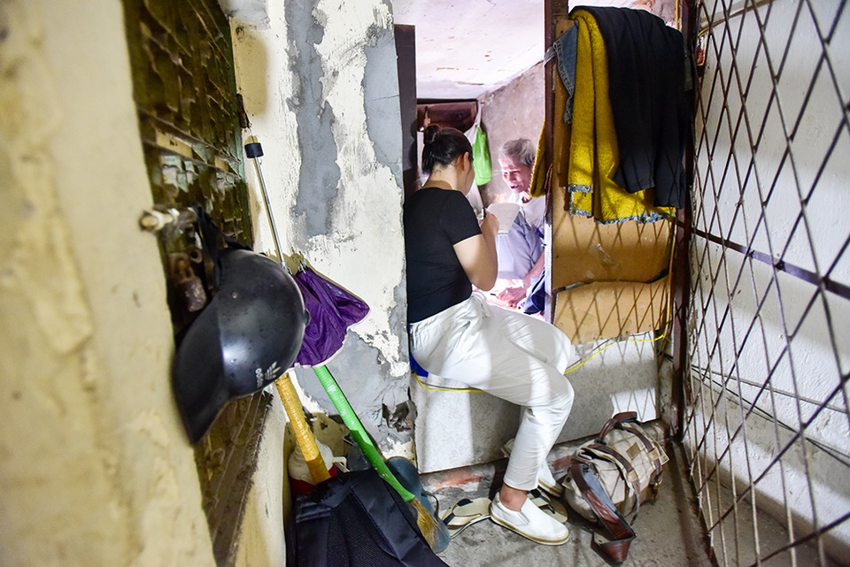 Căn nhà siêu nhỏ ở Hà Nội: Muốn đi phải... bò, ngủ phải nằm nghiêng - 8 Nếu có khách, một người ngồi trong, một người phải cho chân ra ngoài vì diện tích quá chật chội