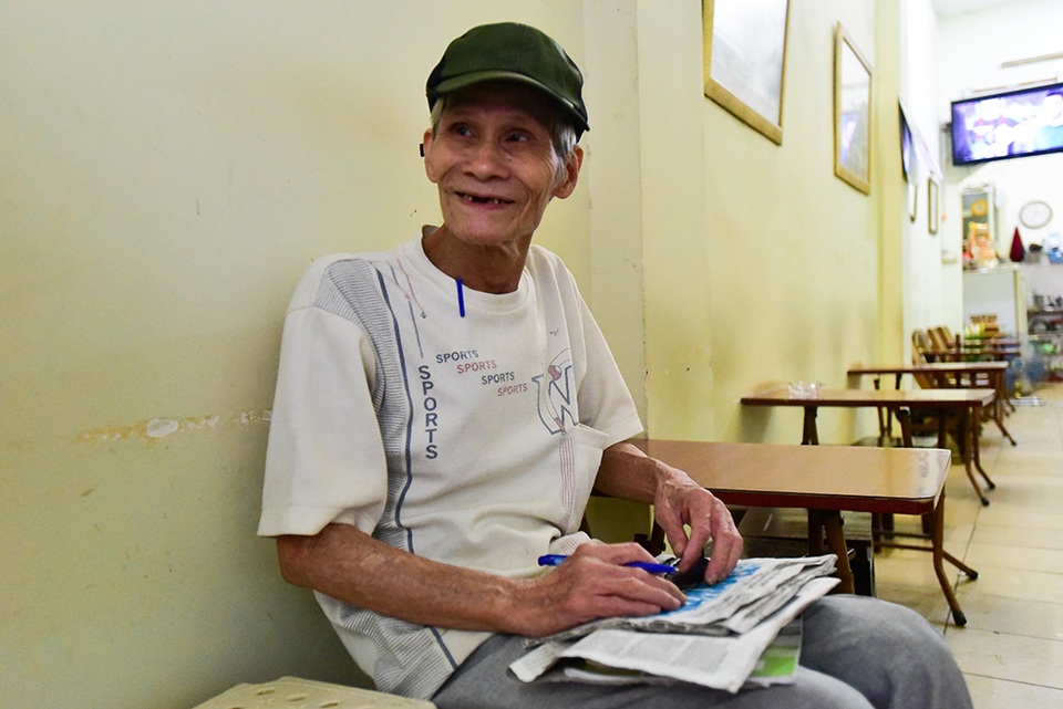 Căn nhà siêu nhỏ ở Hà Nội: Muốn đi phải... bò, ngủ phải nằm nghiêng - 11 Dù tuổi đã cao nhưng hàng ngày ông Cao vẫn làm thêm cho một quán cà phê ở gần nhà