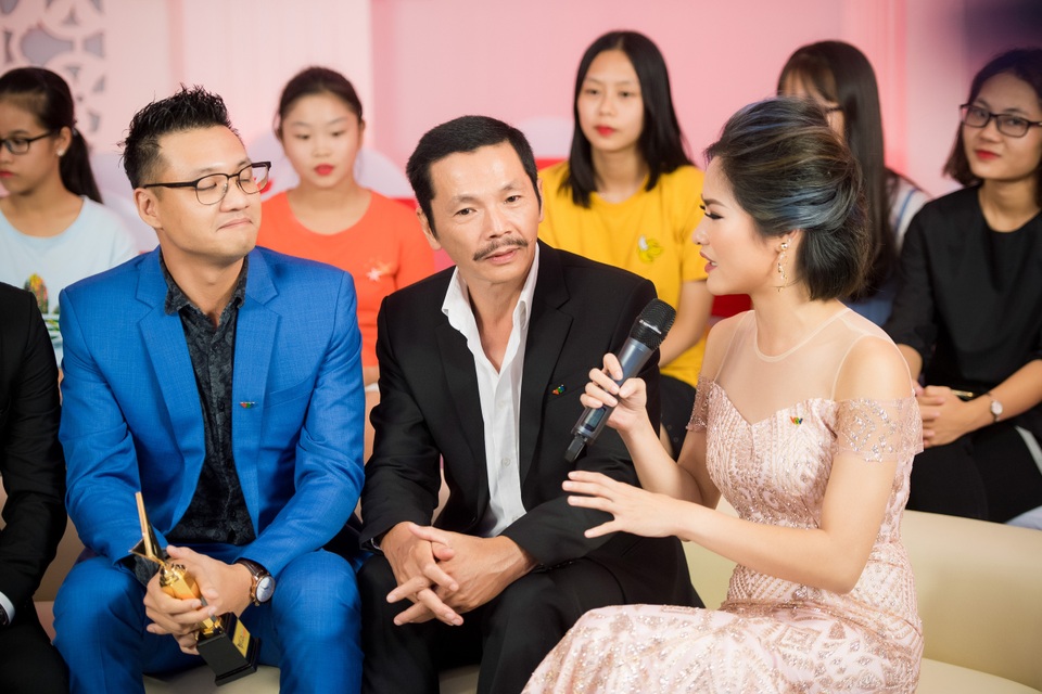 “Lương Bổng” không mong Người phán xử có phần 2, “cô Đẩu” trẻ trung bên bạn gái - 1 NSƯT Trung Anh (giữa) chia sẻ về cảm xúc khi bộ phim Người phán xử giành giải Phim truyền hình Ấn tượng VTV Awards 2017.