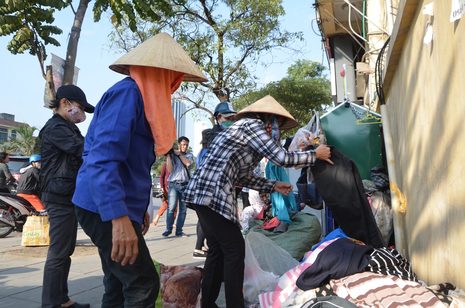Tủ quần áo "ai thừa đến ủng hộ, ai thiếu đến lấy" trên vỉa hè Hà Nội - 1
Nửa tháng nay, tại số 97 Nguyễn Chí Thanh (Hà Nội) xuất hiện hình ảnh khá đông người lao động nghèo đang lựa chọn những bộ quần áo, giày dép hay đồ chơi cũ từ chiếc tủ từ thiện được đặt ở ven đường.