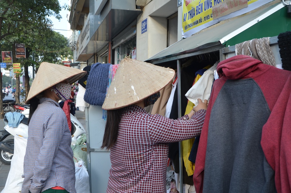 Tủ quần áo "ai thừa đến ủng hộ, ai thiếu đến lấy" trên vỉa hè Hà Nội - 3
Tủ quần áo cho người nghèo này do một nhóm liên kết trên mạng xã hội có tên “Áo quần từ thiện lên ý tưởng và thực hiện. Các thành viên của nhóm là những người trẻ đang sinh sống và làm việc ở Hà Nội. Chị Hoàng Thị Xuân (thành viên lên ý tưởng) cho biết: “Nhiều người nghèo khi được tặng quần áo, họ thường ngại, không muốn nhận dù mình biết họ đang rất cần. Thế nên nhóm mình làm tủ quần áo này, để tạo cảm giác không ai giám sát, cho người đến lấy không có cảm giác ngại ngùng. Quần áo hoàn toàn miễn phí. Người có nhu cầu chỉ cần đến và lựa chọn đồ cần thiết.”