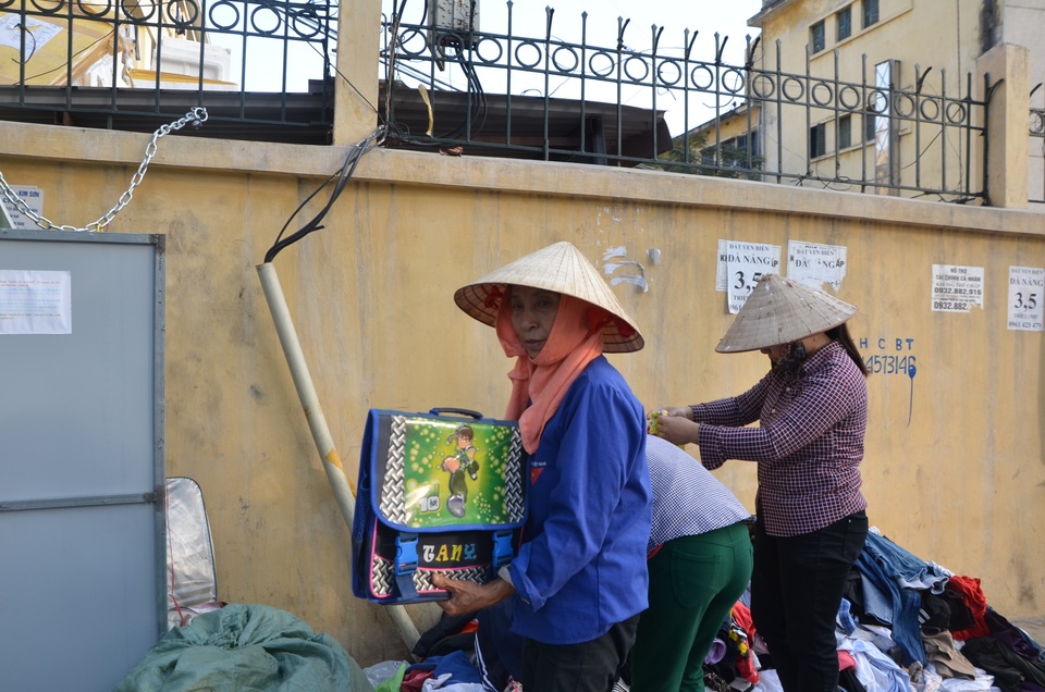 Tủ quần áo "ai thừa đến ủng hộ, ai thiếu đến lấy" trên vỉa hè Hà Nội - 6
Những người tới nhận đồ chủ yếu là những người vô gia cư, người bán hàng rong, làm nghề ve chai hay những người có hoàn cảnh khó khăn khác. Tủ quần áo được mở từ sáng đến tối, tất cả các ngày trong tuần, để mọi người có thể tới lựa chọn đồ bất cứ lúc nào.