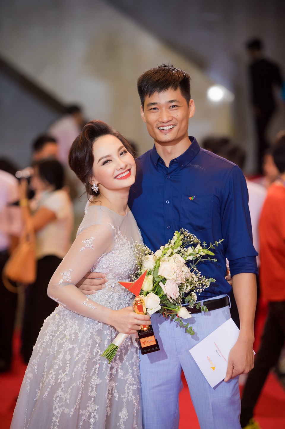 Bảo Thanh được chồng đưa đi nhận giải Nữ diễn viên ấn tượng. (Ảnh: Lê Chí Linh).