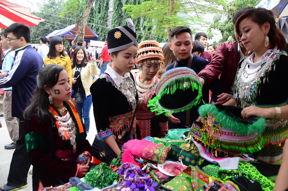 Tết độc đáo của người Mông giữa lòng Hà Nội - 1
Năm nay, cộng đồng người Mông đang sinh sống và học tập tại Hà Nội đã cùng nhau tổ chức lễ hội “Tết Mông xuống phố” để chào đón năm mới 2017 và quảng bá những nét văn hóa đặc trưng của người Mông với mọi người.