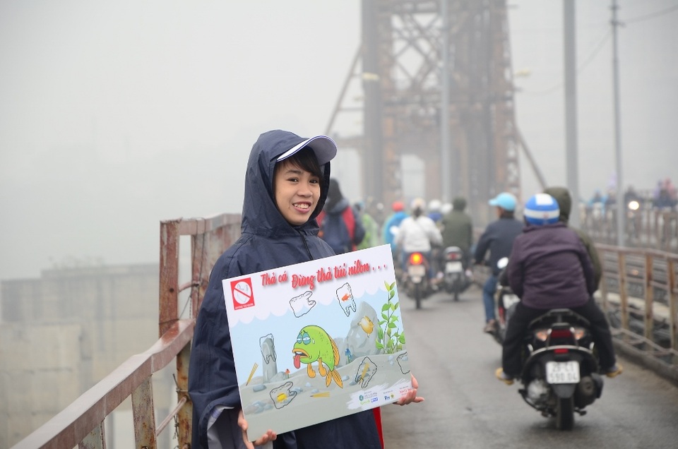 Người Hà Nội thả cá chép sớm tiễn Táo quân về trời - 7
Thời tiết Hà Nội hôm nay khá lạnh và có mưa phùn nên nhiều bạn trẻ tình nguyện phải mặc áo mưa đứng đợi...