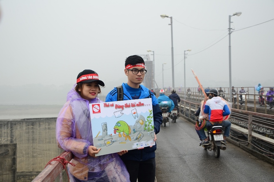 Người Hà Nội thả cá chép sớm tiễn Táo quân về trời - 6
Nhiều bạn trẻ tình nguyện có mặt trên cầu Long Biên để thuyết phục người dân thả cá nhưng không thả túi nilon để giữ vệ sinh môi trường.