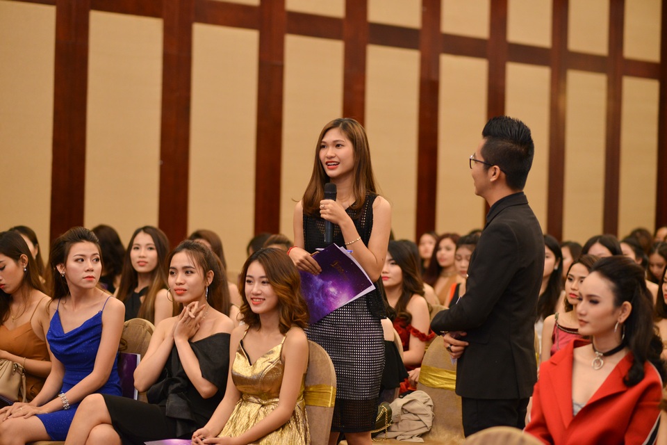 Hoa hậu Hoàn vũ Phạm Hương cùng Á hậu Lệ Hằng tiếp lửa các cô gái trẻ Đà Nẵng - 6 Các thí sinh tại Đà Nẵng đặt câu hỏi với các khách mời