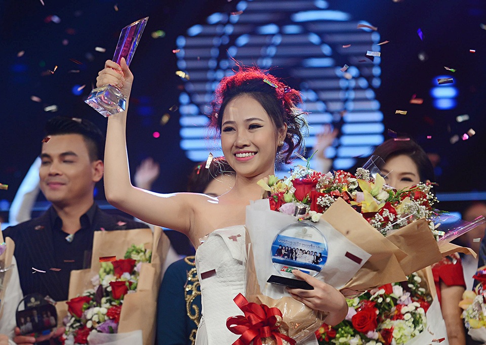 Kim Thảo trở thành quán quân Gương mặt truyền hình mùa đầu tiên - 7 Trước đêm chung kết của cuộc thi Gương mặt truyền hình 2017, cái tên Kim Thảo có lẽ chưa thực sự được nhiều người biết đến. Tuy nhiên, gương mặt của cô MC xinh đẹp này ắt hẳn luôn khiến khán giả xem đài cảm thấy có chút “quen quen”. Bởi lẽ cô đã có kinh nghiệm 3 năm cầm mic, dẫn nhiều bản tin chính thống và sự kiện lớn của các nhãn hàng.