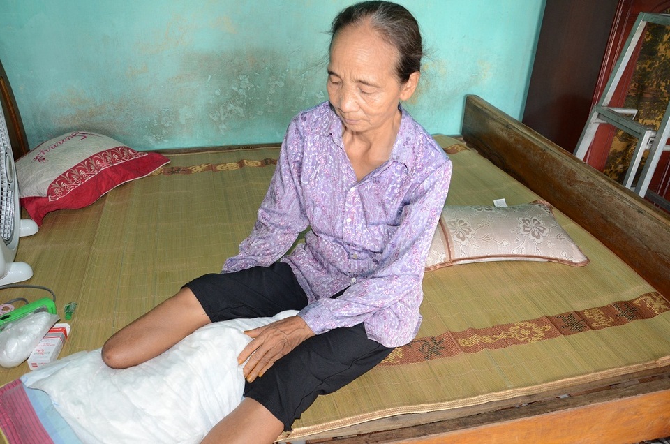 Đi thăm con trai bị tâm thần, mẹ gặp tai nạn phải cưa bỏ 1 chân - 7
Hiện tai bà Thuận không biết bấu víu vào đâu để lo cho con được đi viện chữa trị
