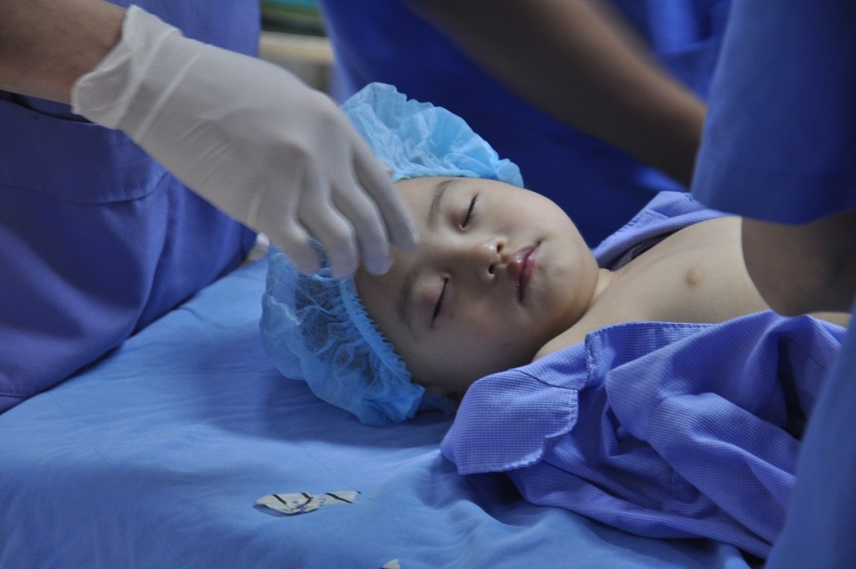 Ca mổ cấy điện cực ốc tai cho bé Như Quỳnh đã thành công - 5 Sau ca mổ, bé Quỳnh thích nghi tốt với 12 dãy điện cực.