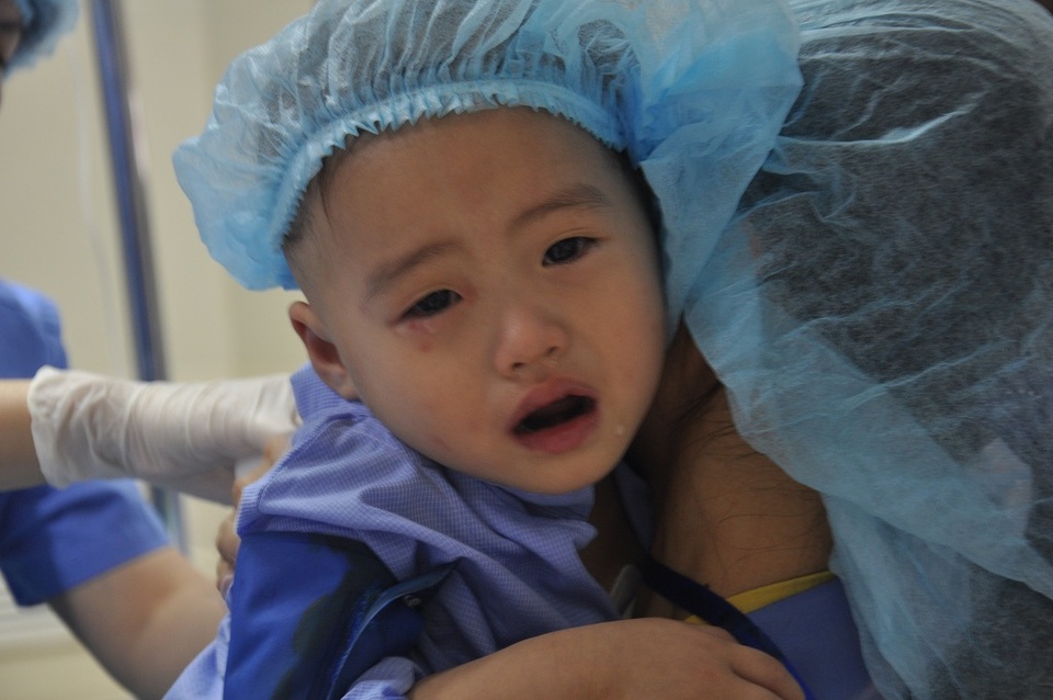 Ca mổ cấy điện cực ốc tai cho bé Như Quỳnh đã thành công - 2 Ngày 5/4 Như Quỳnh đã được thực hiện cấy điện cực ốc tai bên tai phải tại bệnh viện ĐH Y Hà Nội.