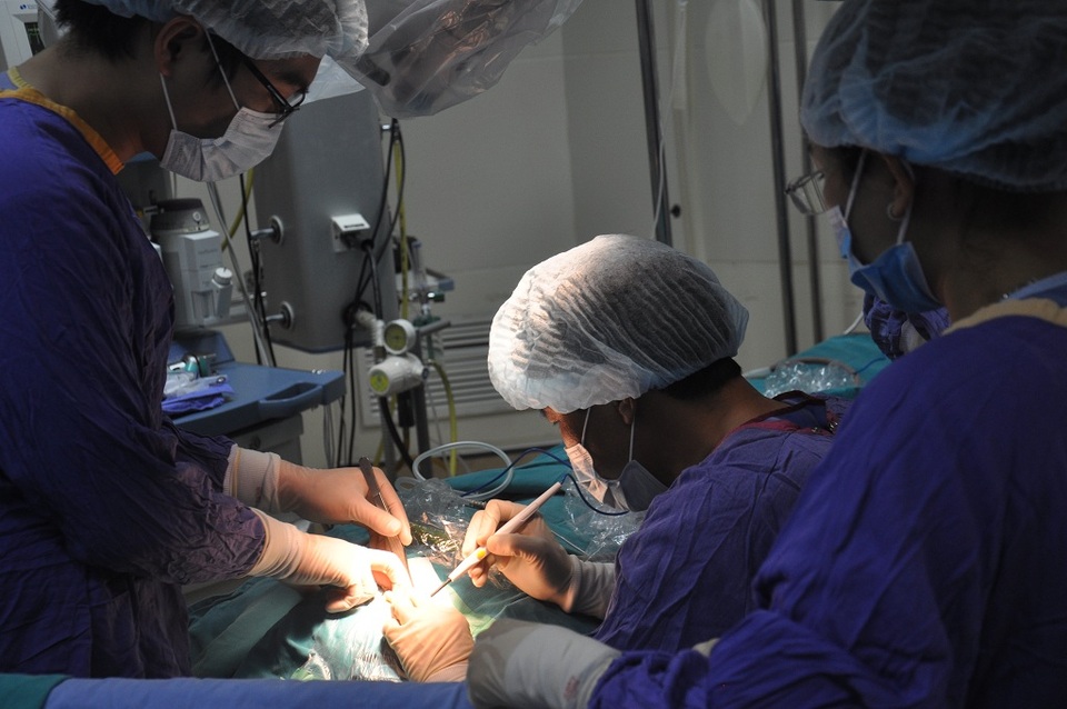 Ca mổ cấy điện cực ốc tai cho bé Như Quỳnh đã thành công - 3 Ca mổ của em được các bác sĩ bệnh viện ĐH Y Hà Nội thực hiện. Phía bệnh viện miễn phí toàn bộ chi phí ca mổ và hỗ trợ ăn, ở cho hai mẹ con.