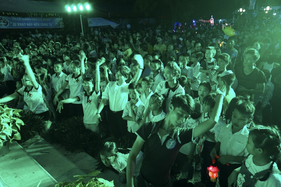 Đêm Trung thu rộng ràng bên nhà thờ trăm tuổi ngoại thành Hà Nội - 10
Không khí vui tươi trước sân khấu lớn trong đêm hội trăng rằm.