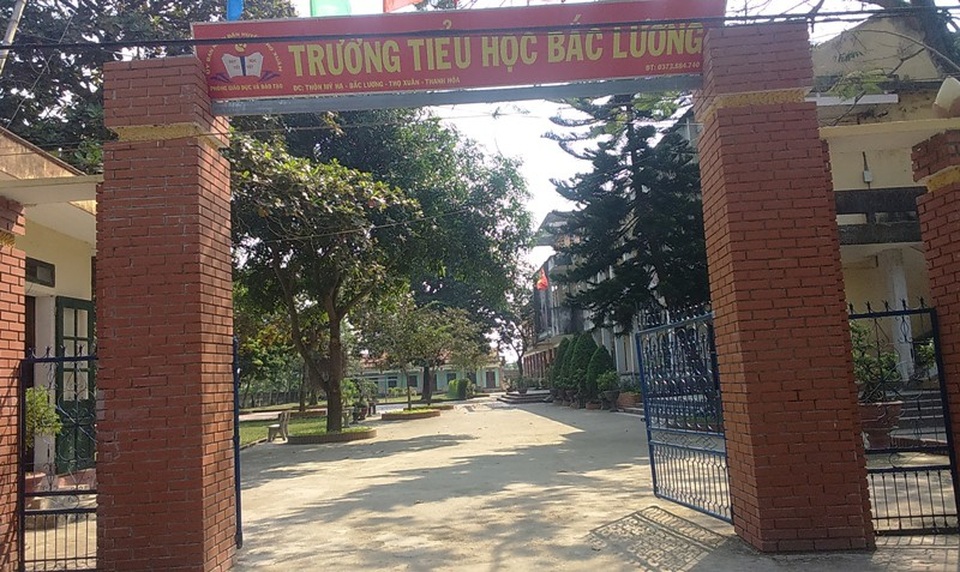 Hiệu trưởng bị khiển trách, kéo dài thời hạn nâng lương vì triển khai nhiều khoản thu trái quy định - 1 Trưởng Tiểu học Bắc Lương