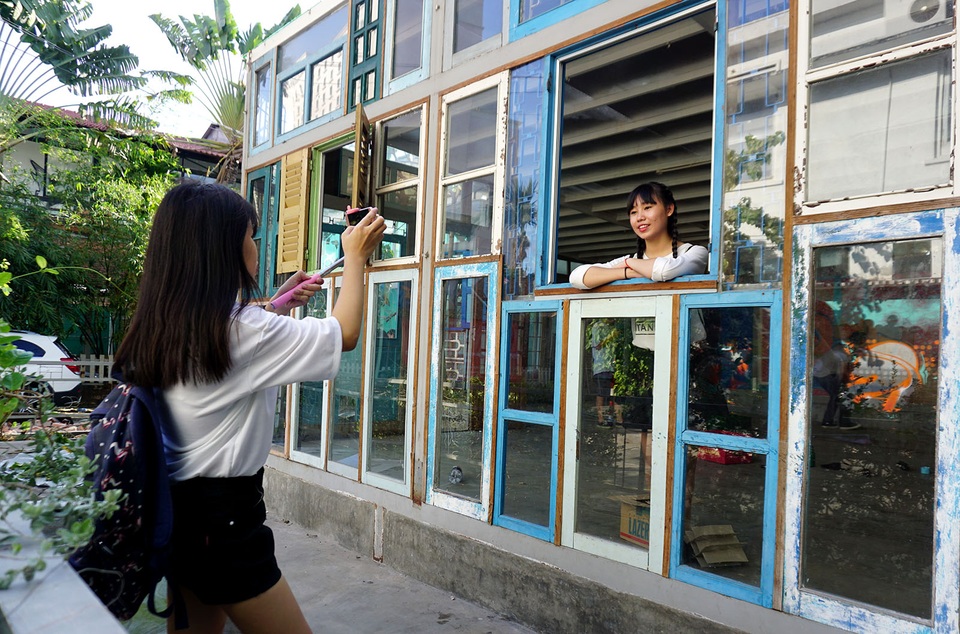 Nhà ga 3A - Khu vui chơi của giới trẻ Sài Gòn trước giờ đóng cửa - 15 Hai bạn trẻ tạo dáng bên những khung cửa ở nhà ga 3A.