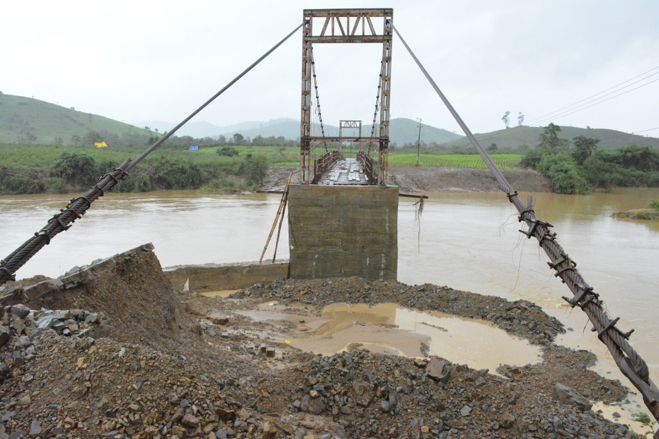 
Mố cầu treo bị nước cuốn trôi
