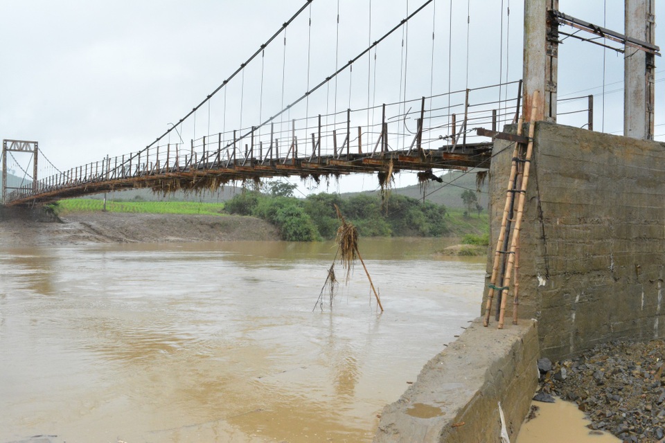 Cây cầu bị hư cô lập 1.200 hộ dân