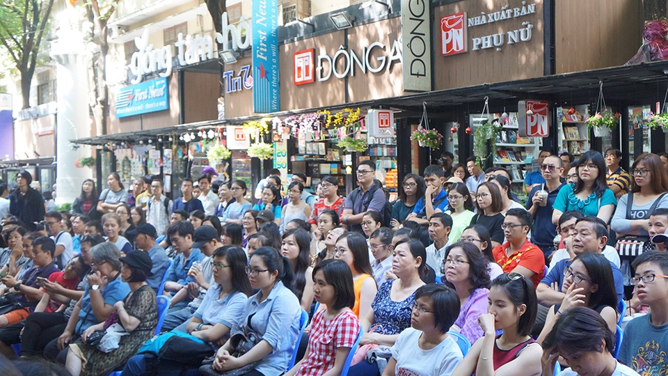 NSƯT Hữu Châu: “Tôi cực kỳ ghét game show” - 1 Buổi tọa đàm thu hút sự quan tâm của đông đảo khán giả có mặt tại đường sách TPHCM