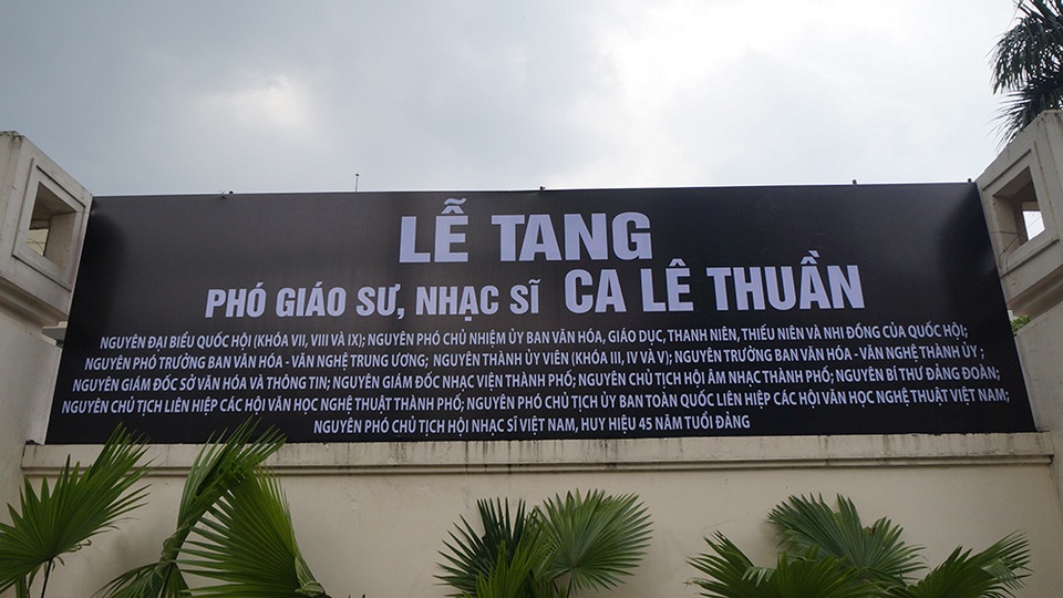 Bí thư Đinh La Thăng viếng PGS - nhạc sĩ Ca Lê Thuần - 1 Tang lễ của ông được cử hành trọng thể tại nhà tang lễ TPHCM