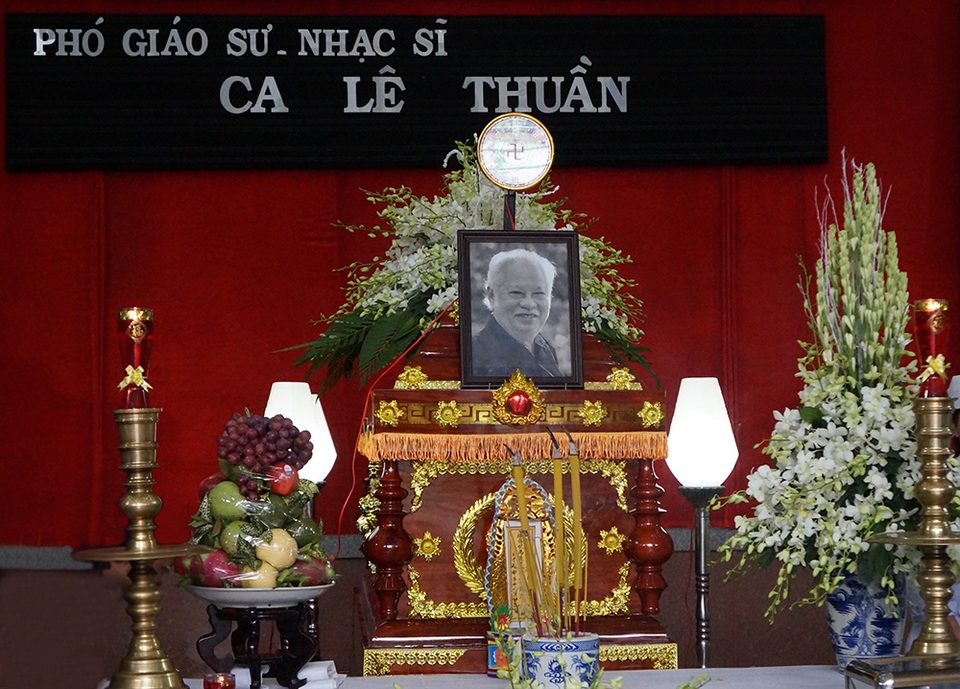 Bí thư Đinh La Thăng viếng PGS - nhạc sĩ Ca Lê Thuần - 2 Linh cữu phó giáo sư - nhạc sĩ Ca Lê Thuần được quàn tại nhà tang lễ TPHCM.