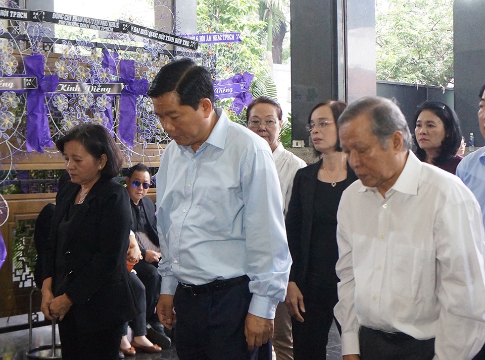 Bí thư Đinh La Thăng viếng PGS - nhạc sĩ Ca Lê Thuần - 3 Bí Thư Thành ủy TPHCM Đinh La Thăng và nhạc sĩ Trần Long Ẩn - Chủ tịch Hội Âm nhạc TPHCM đến viếng.