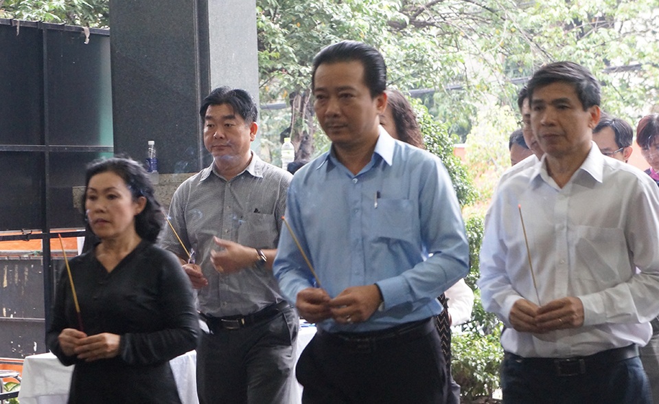 Bí thư Đinh La Thăng viếng PGS - nhạc sĩ Ca Lê Thuần - 5 Bí thư Đinh La Thăng viếng PGS - nhạc sĩ Ca Lê Thuần - 5