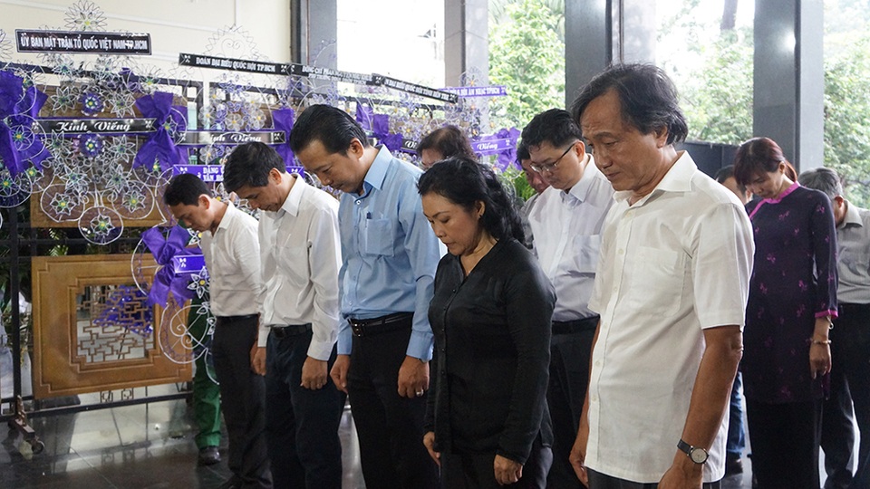 Bí thư Đinh La Thăng viếng PGS - nhạc sĩ Ca Lê Thuần - 6
Ông Võ Trọng Nam, Phó Giám đốc Sở Văn hóa, Thể thao và Du lịch TPHCM cùng các cán bộ trong cơ quan đến viếng.
