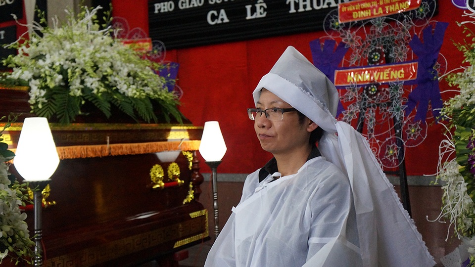 Bí thư Đinh La Thăng viếng PGS - nhạc sĩ Ca Lê Thuần - 10 Cô con gái duy nhất của nhạc sĩ thường ngồi một góc lặng lẽ trong khi không có khách đến viếng.