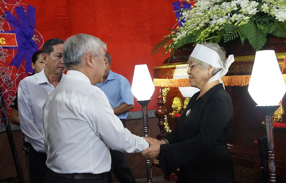 Bí thư Đinh La Thăng viếng PGS - nhạc sĩ Ca Lê Thuần - 12
Bà Ca Lê Hồng đại diện cho gia đình cảm ơn sự quan tâm của nhiều người dành cho anh trai của bà.