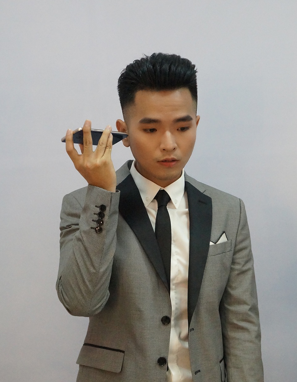 “Đột nhập” hậu trường Chung kết “Sing my song” - Bài hát hay nhất - 10 Phạm Hồng Phước tập trung nghe lại ca khúc của mình.