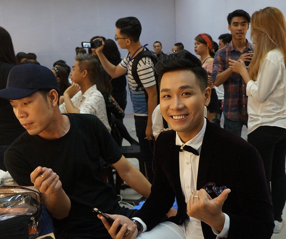 “Đột nhập” hậu trường Chung kết “Sing my song” - Bài hát hay nhất - 5 Nguyên Khang là MC của chương trình đêm nay.