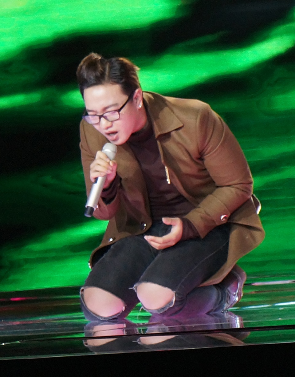 Nguyễn Hoàng Dũng đem đến khúc hát du dương “Yên bình” với thông điệp “Thành phố như hoa hồng rất thơm và rất đau”.