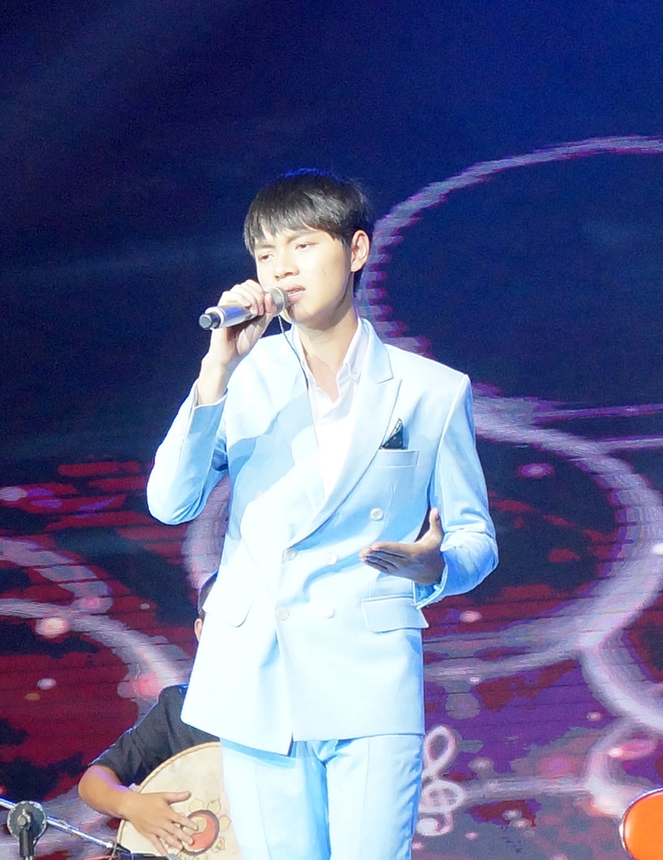 
Cao Bá Hưng mang đến ca khúc “Có vấn đề”. Tiết mục của Bá Hưng được hỗ trợ phần đàn nguyệt từ nhạc sĩ Đức Trí, nghệ sĩ Paranưng Bảo Hiếu, nghệ sĩ sáo Khánh Tường. “Tôi muốn bay, muốn bay tung hoành, chưa muốn ôm giấc mơ một mình (…) Tôi cần thời gian để tôi lớn thêm mà”, thông qua lời ca khúc “Có vấn đề”, Bá Hưng gửi gắm thông điệp, tuổi trẻ cứ thoải mái làm những gì mình thích, đừng lo đúng hay sai vì “cứ sai đi vì cuộc đời cho phép”.
