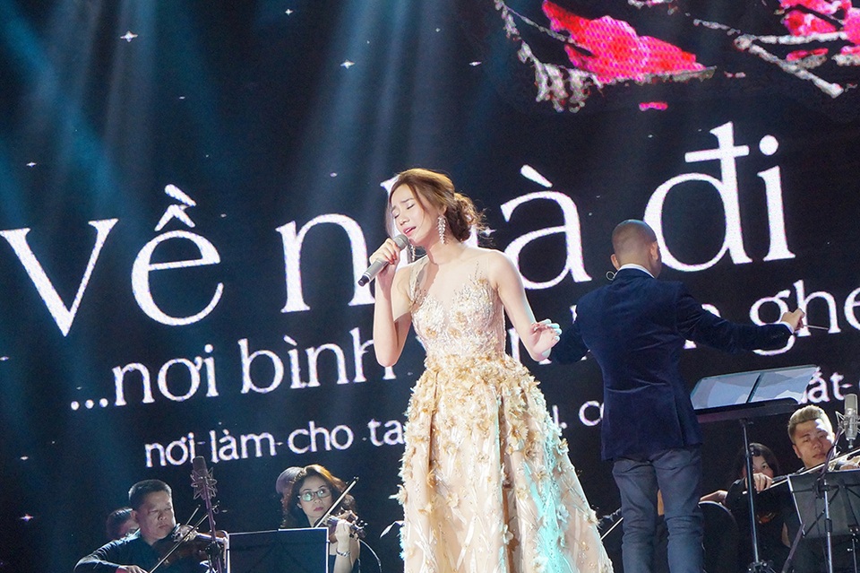 Trương Kiều Diễm mang đến ca khúc đong đầy cảm xúc, rất phù hợp với không khí ngày Tết “Về nhà đi”. HLV Đức Trí cũng chính là “nhạc trưởng” cho phần thể hiện của thí sinh Trương Kiều Diễm.