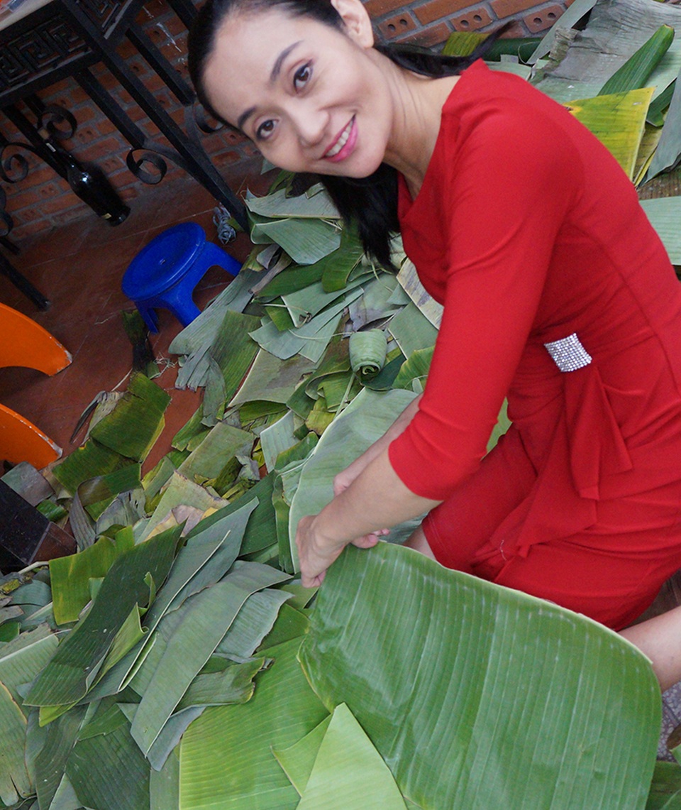 NSƯT Hạnh Thúy gói bánh tét cùng gia đình vì sợ “mất Tết” - 1 NSƯT Hạnh Thúy gói bánh tét cùng gia đình vì sợ “mất Tết” - 1