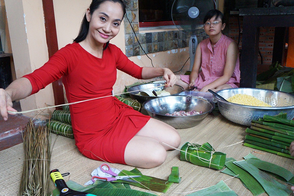 NSƯT Hạnh Thúy gói bánh tét cùng gia đình vì sợ “mất Tết” - 3 Tuy nhiên, nữ nghệ sĩ luôn cảm thấy vui vẻ và hạnh phúc khi được bận rộn chuẩn bị mọi thứ cùng gia đình.