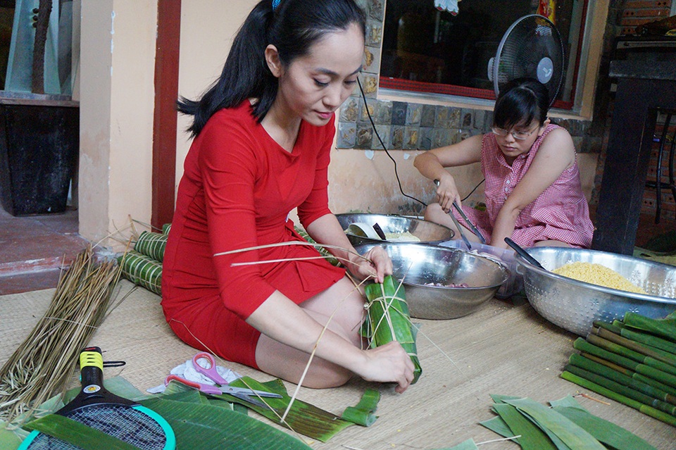 NSƯT Hạnh Thúy gói bánh tét cùng gia đình vì sợ “mất Tết” - 4 NSƯT Hạnh Thúy gói bánh tét cùng gia đình vì sợ “mất Tết” - 4