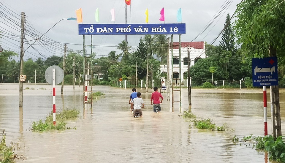 Khánh Hòa phố biến thành sông, Phú Yên nhiều vùng bị cô lập - 2