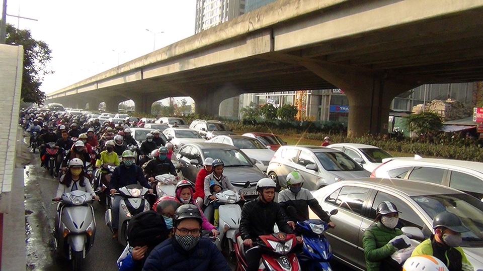 Ngày đầu đi làm sau Tết: Đường vành đai 3 ùn tắc nghiêm trọng - 4 Dòng phương tiện nhích từng đoạn một trên đường Nguyễn Xiển