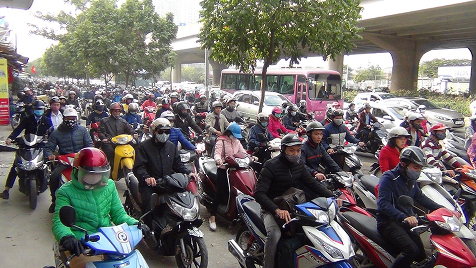 Ngày đầu đi làm sau Tết: Đường vành đai 3 ùn tắc nghiêm trọng - 6 Vỉa hè cũng bị ùn tắc