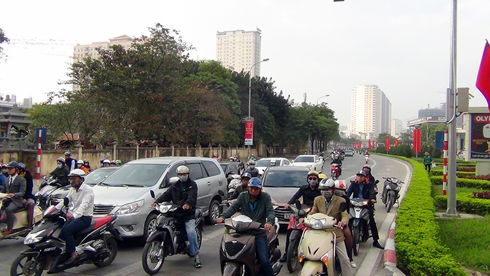 Ngày đầu đi làm sau Tết: Đường vành đai 3 ùn tắc nghiêm trọng - 13
Người điều khiển phương tiện vẫn vô tư lấn làn xe buýt nhanh.